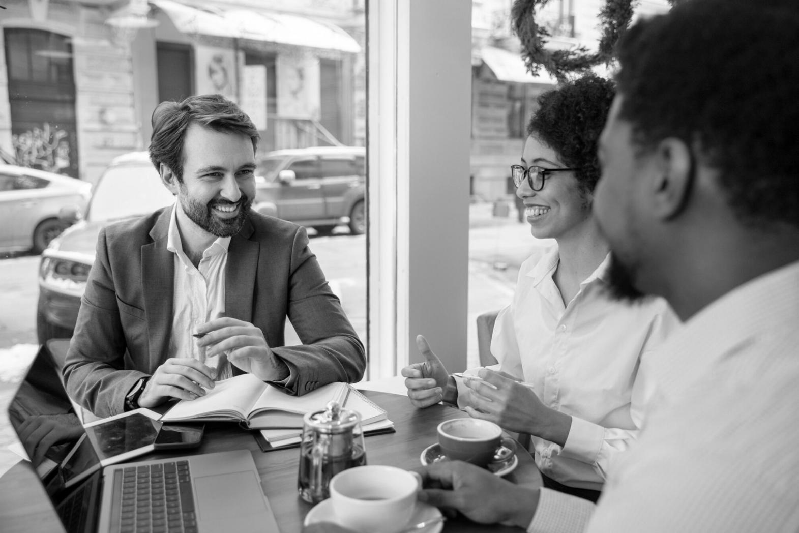 Análisis de datos financieros en pantalla de ordenador mostrando gráficos y métricas