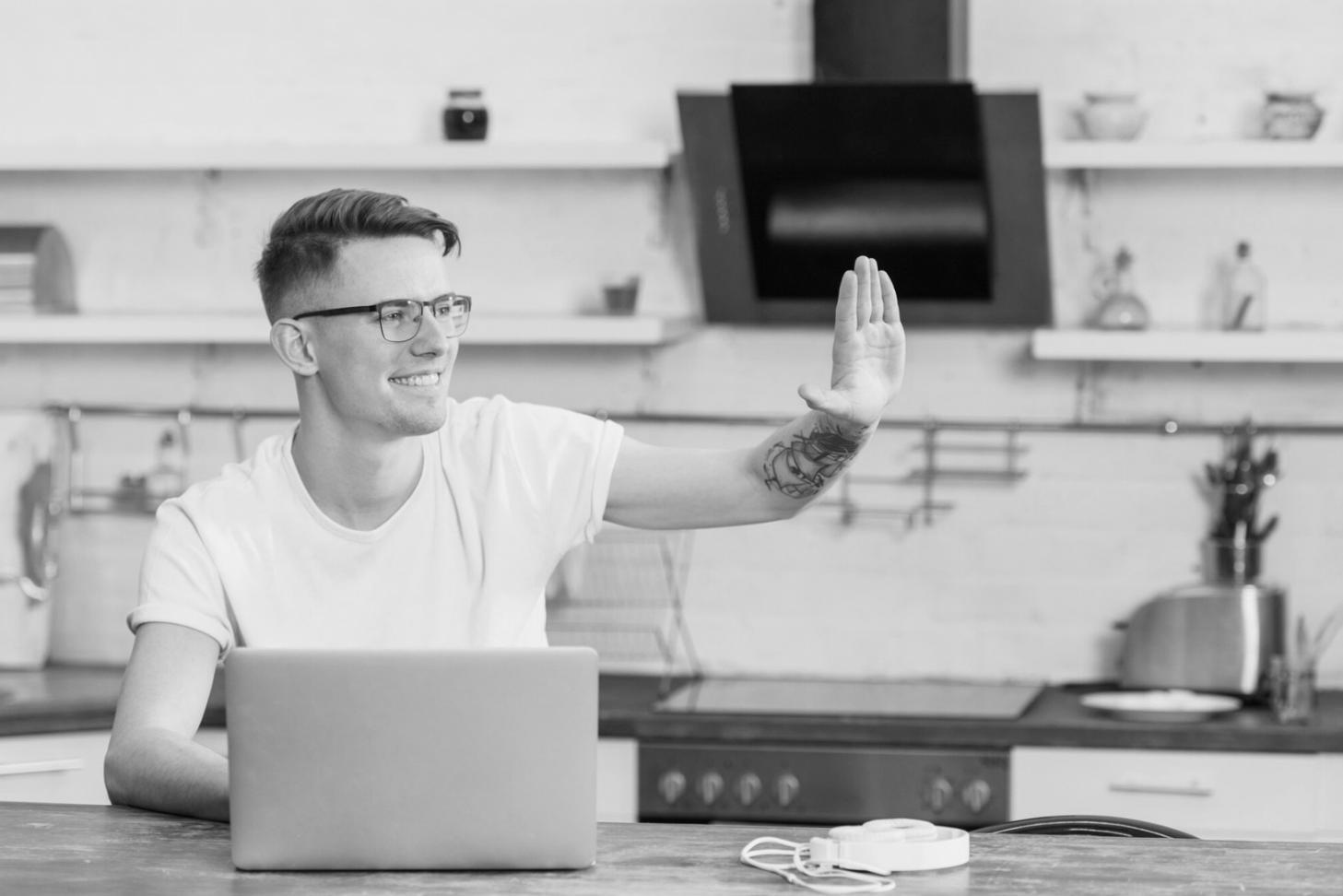 Equipo trabajando en desarrollo de herramientas financieras en oficina moderna