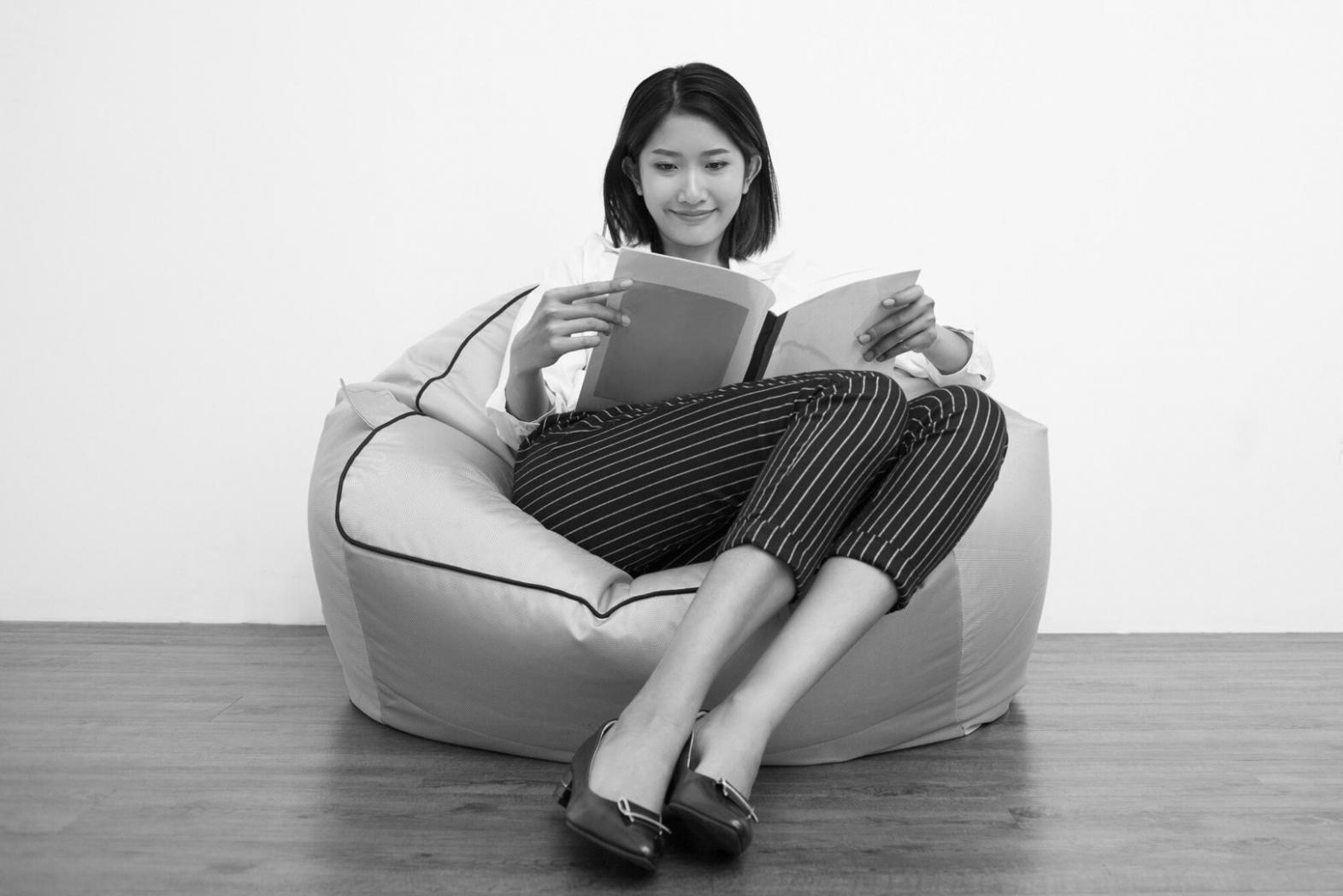 Equipo colaborando en análisis financiero con tecnología moderna