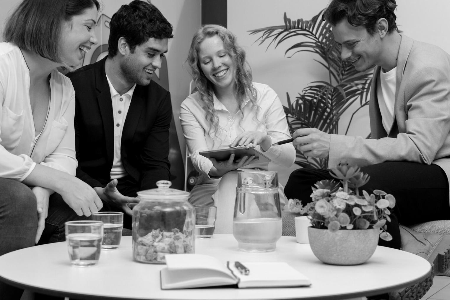 Equipo de dravionara trabajando en soluciones fintech personalizadas