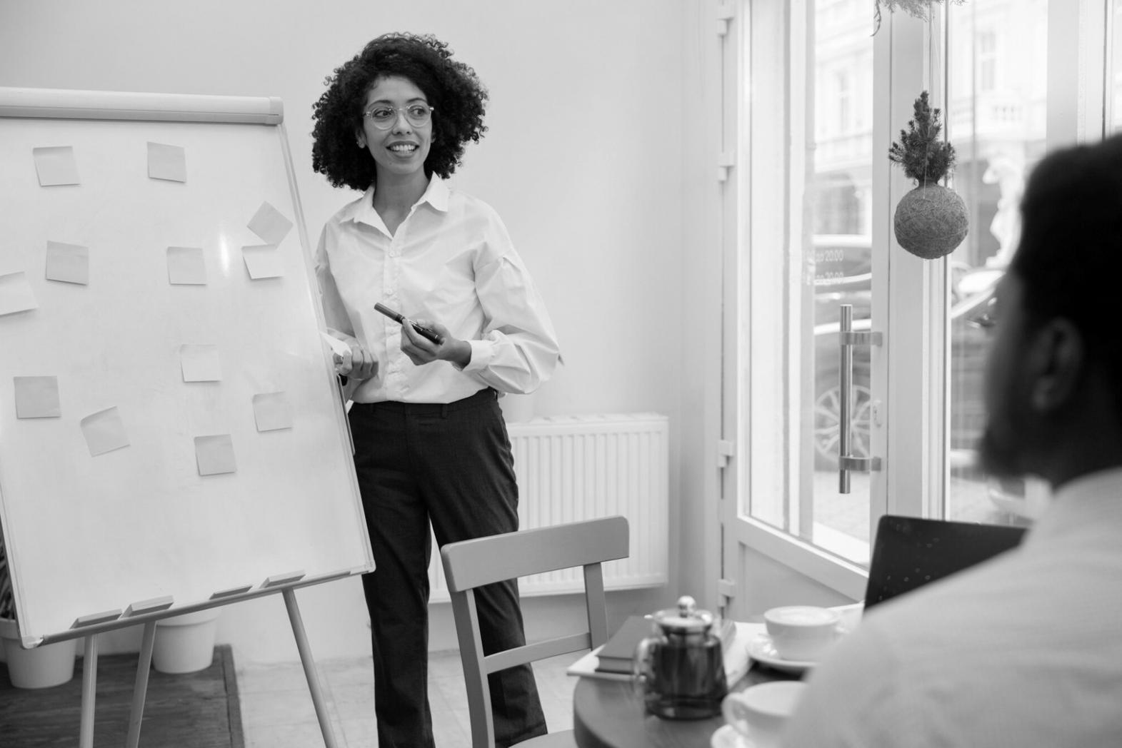 Espacio de trabajo moderno con herramientas financieras digitales